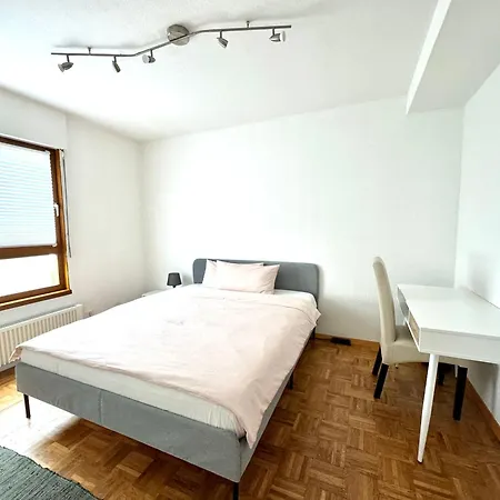 Privatunterkunft H&h - Private Near Mercedes In *